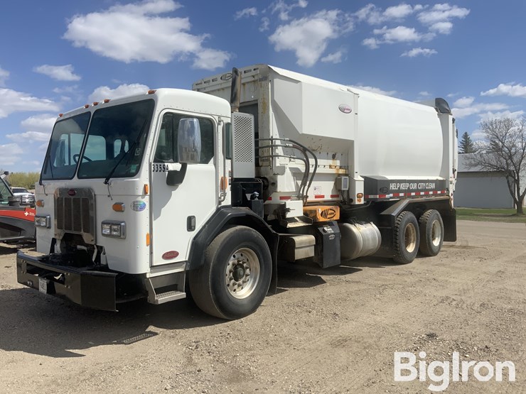 2015-peterbilt-320-image-1