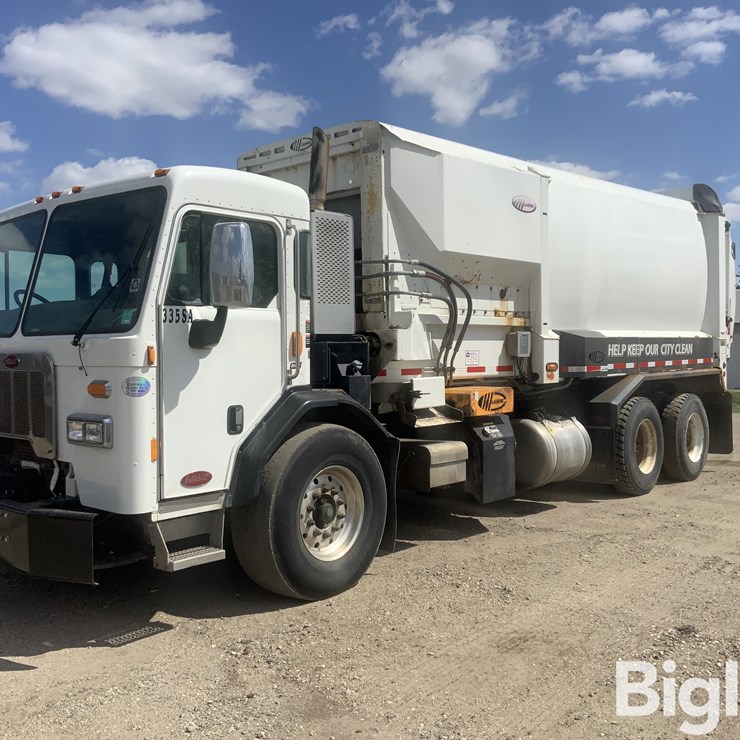 2015 PETERBILT 320