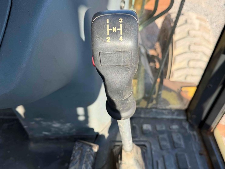 new-holland-b95lr-backhoe-image-27