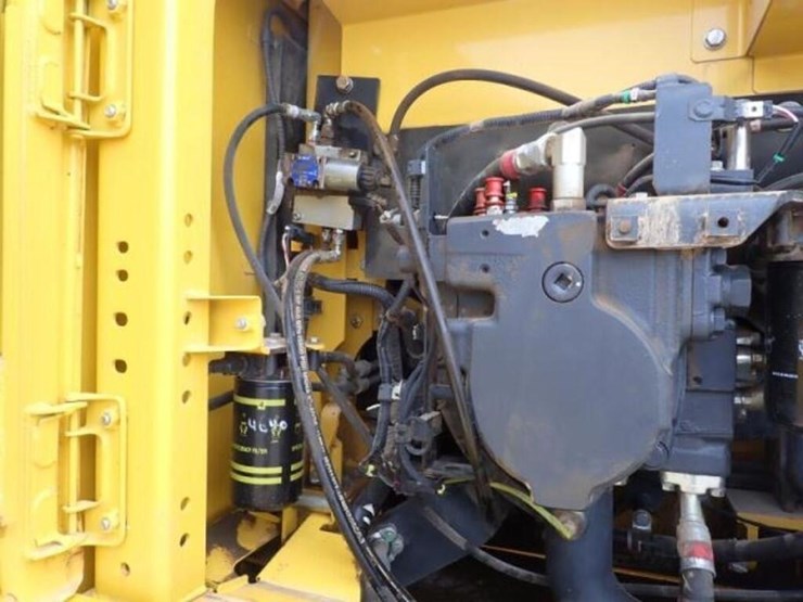2022-komatsu-pc210-lc-11-image-64