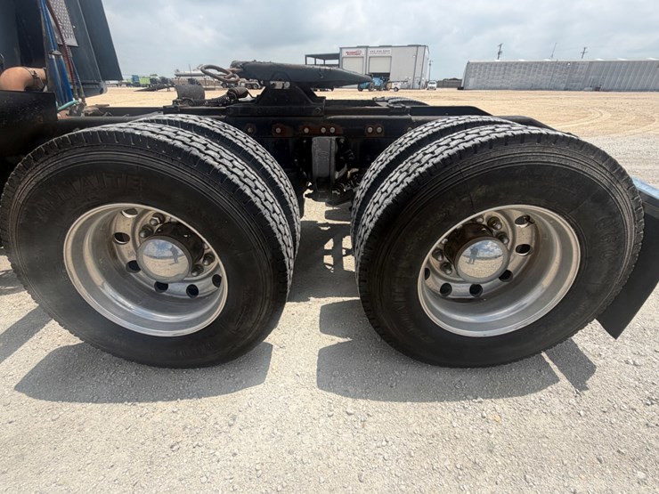 2009-peterbilt-387-image-14