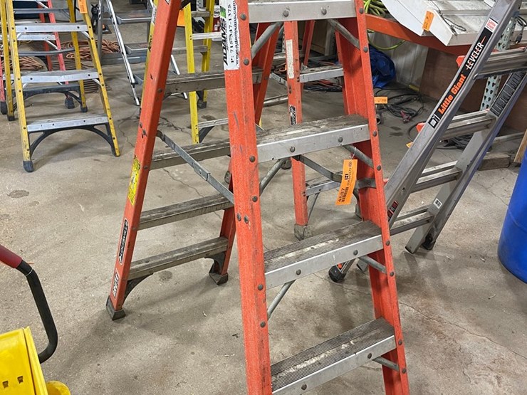 #4587-•-louisville-fiberglass-step-ladder-image-1