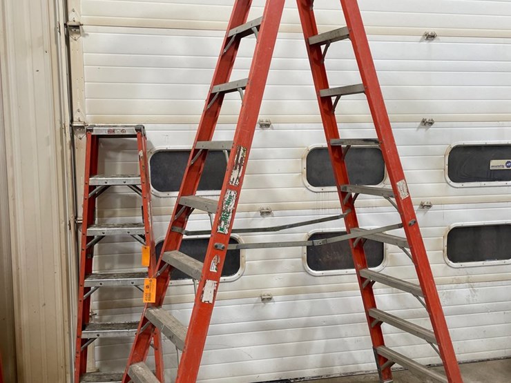 #4586-•-fiberglass-step-ladder-image-1