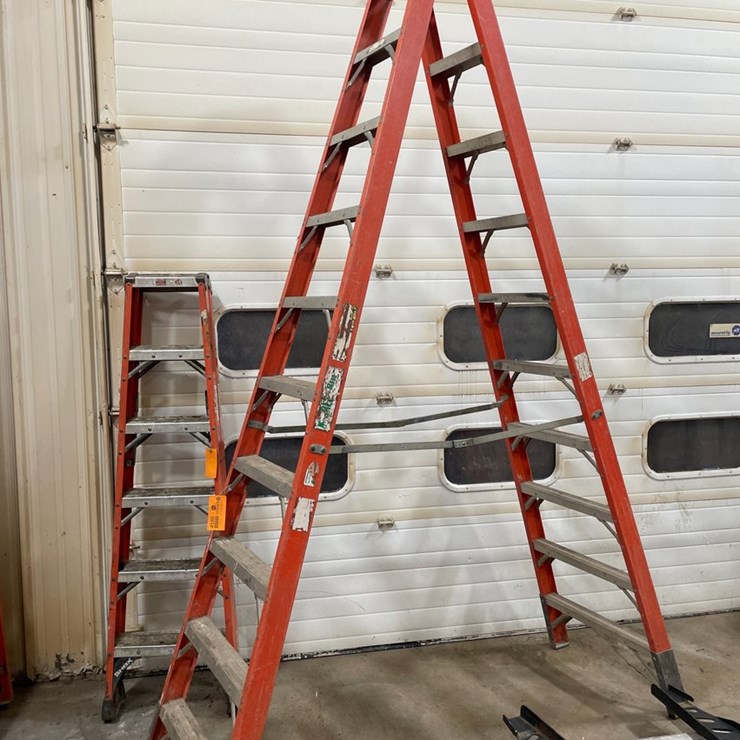 #4586 • Fiberglass Step Ladder