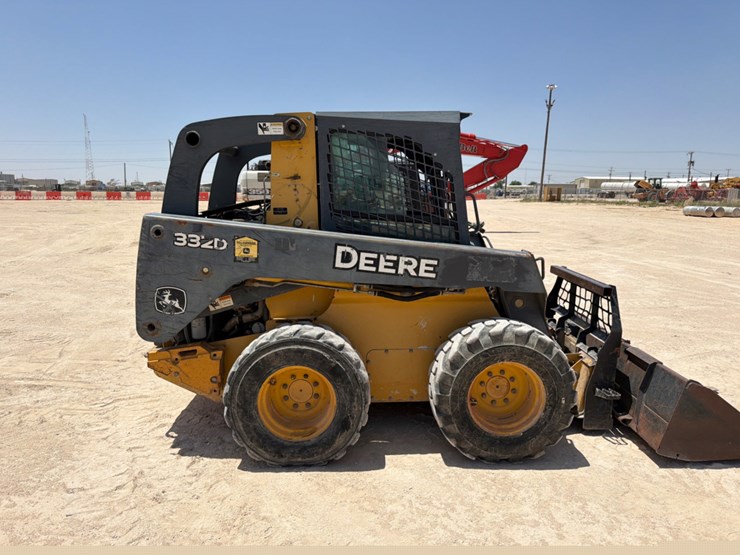 2010-deere-332d-image-4