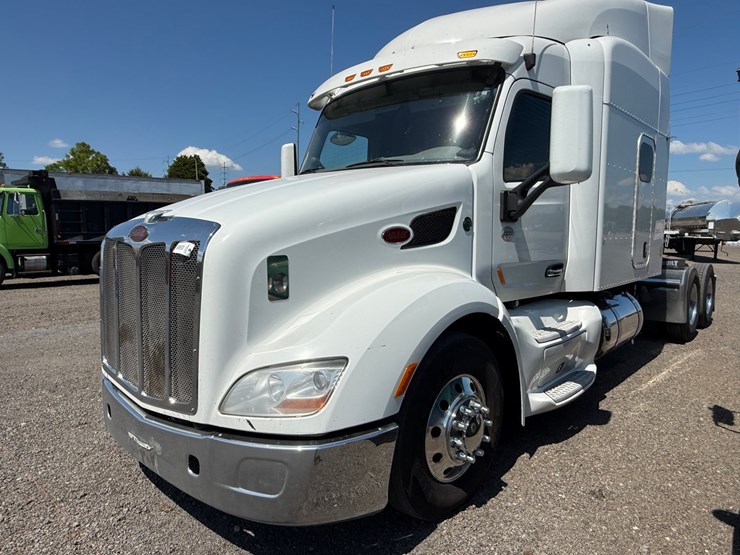 2014-peterbilt-579-image-1