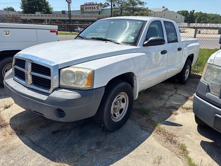 #41-•-2007-dodge-1/2-ton-compact-crew-cab-pickup-truck-image-2