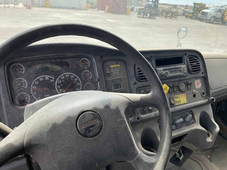 2008-freightliner-m2-106-image-22