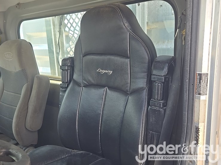 2010-peterbilt-367-image-49