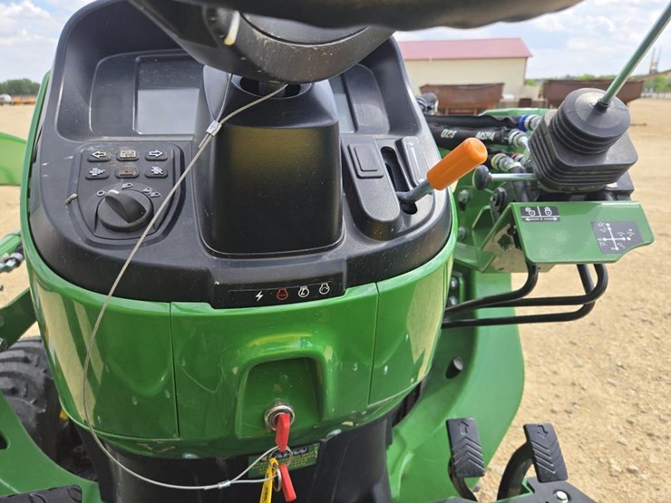 2025-john-deere-3032e-image-21