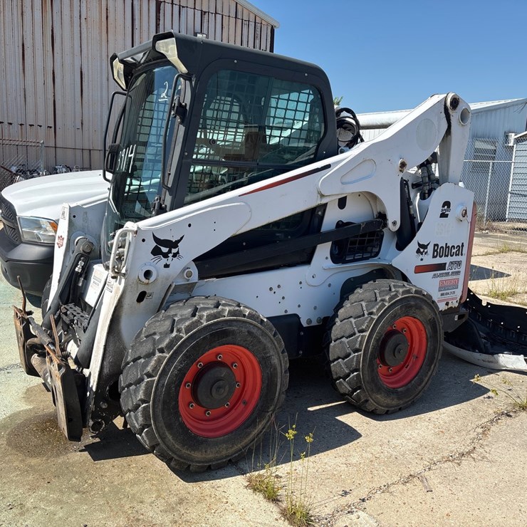 #2 • 2015 BOBCAT LOADER