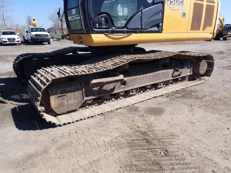 2017-deere-250g-lc-image-38