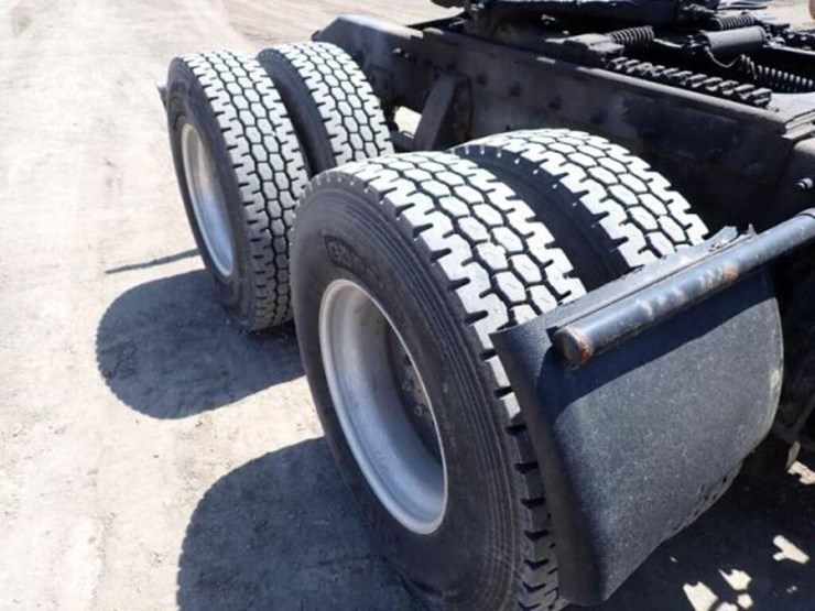 2004-peterbilt-379-image-60