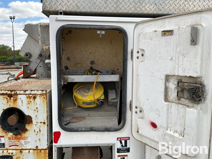 2010-freightliner-m2-106-image-20