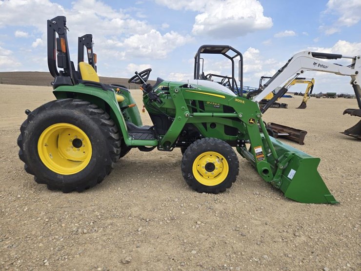 2025-john-deere-3032e-image-8