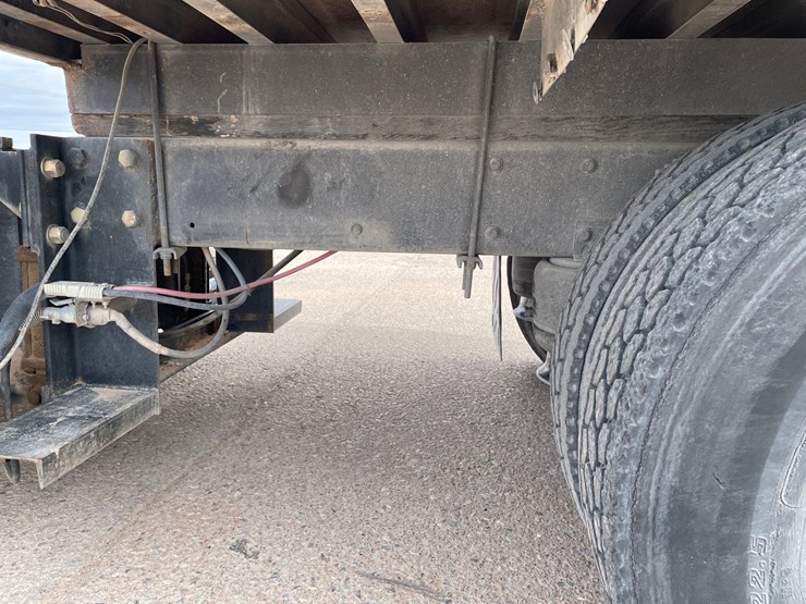 2008-freightliner-m2-106-image-55
