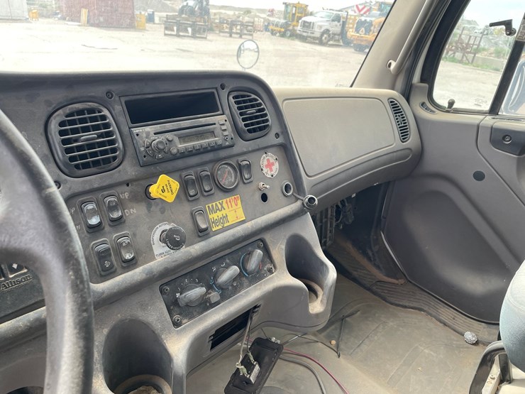 2008-freightliner-m2-106-image-26