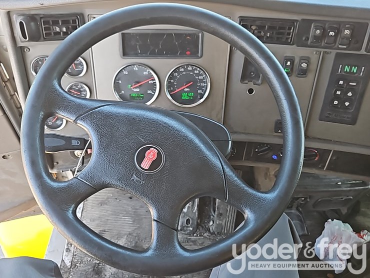 2016-kenworth-t300-image-33