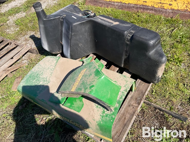 john-deere-tractor-hood-&-fuel-tank-image-5
