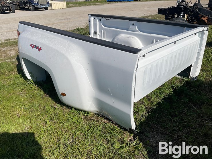 2016-chevrolet-3500-image-3