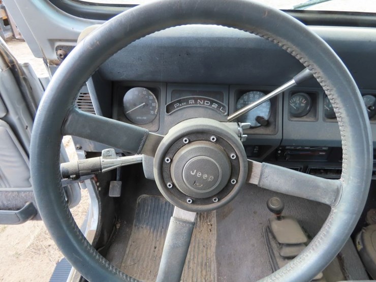 1989-jeep-laredo-4x4-image-12