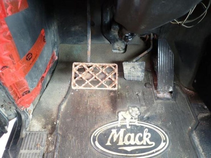 inoperable-2005-mack-cv713-granite-tri/a-vacuum-tr-image-18