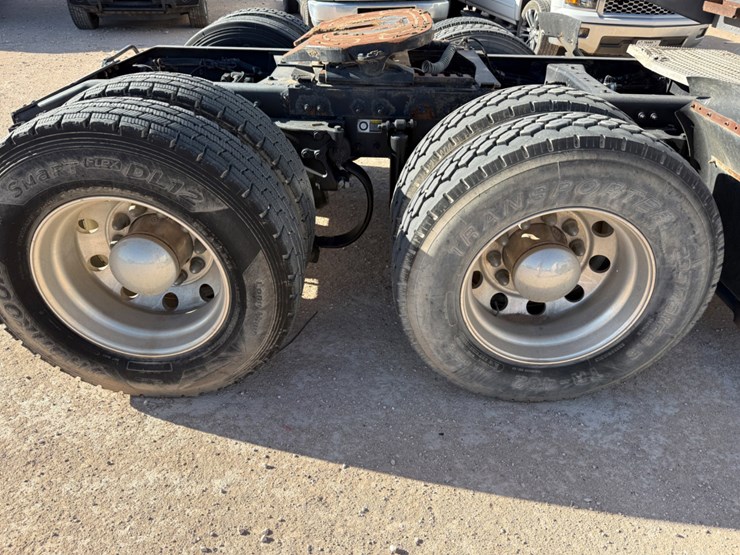 2013-peterbilt-384-image-5