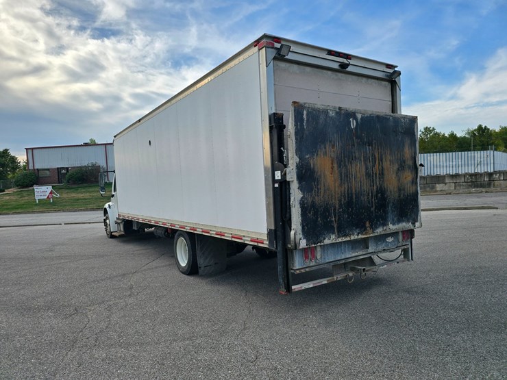 2014-freightliner-m2-106-image-21