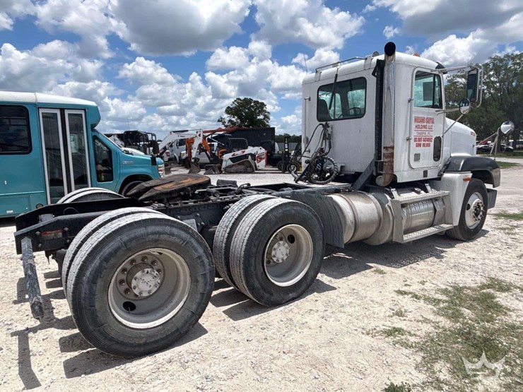 2000-freightliner-fld120-image-3