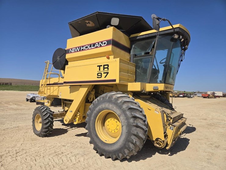 new-holland-tr97-image-1