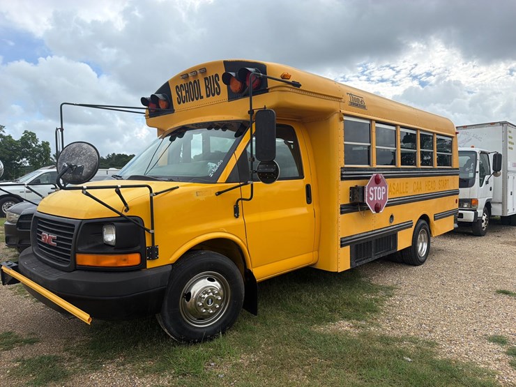 2004-gmc-3500-image-1