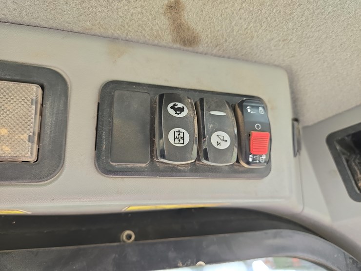 2018-caterpillar-299d2-image-11
