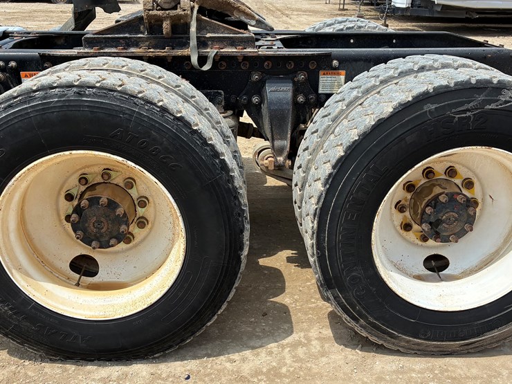 2014-freightliner-coronado-122-sd-image-12