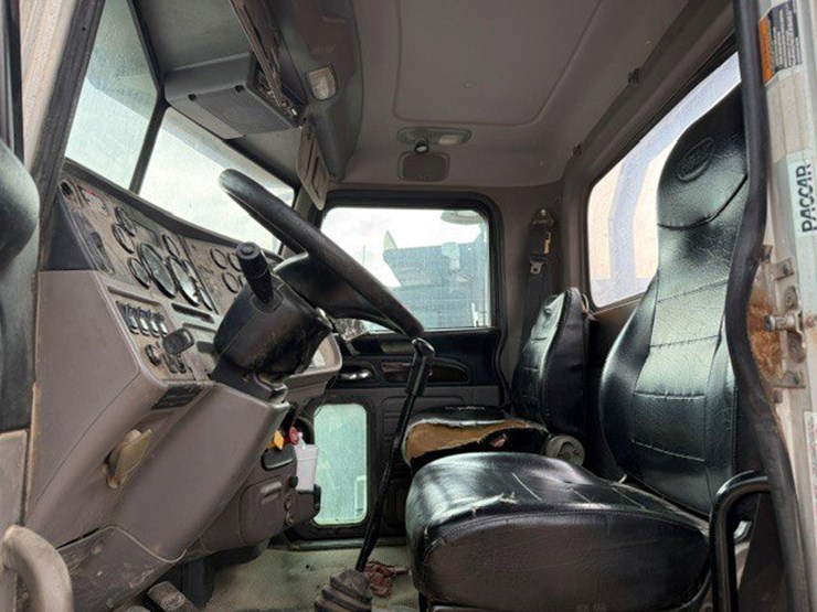 2013-peterbilt-367-image-13