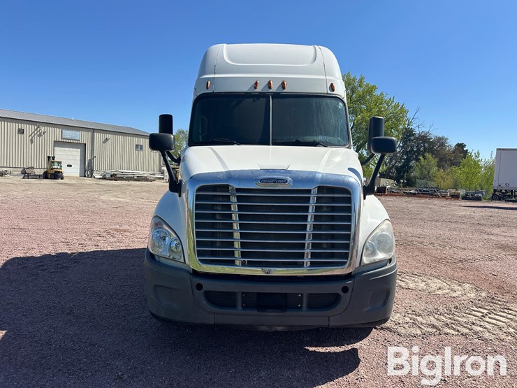 2015-freightliner-cascadia-125-image-2