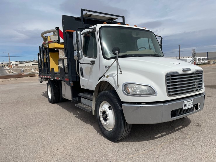2008-freightliner-m2-106-image-3
