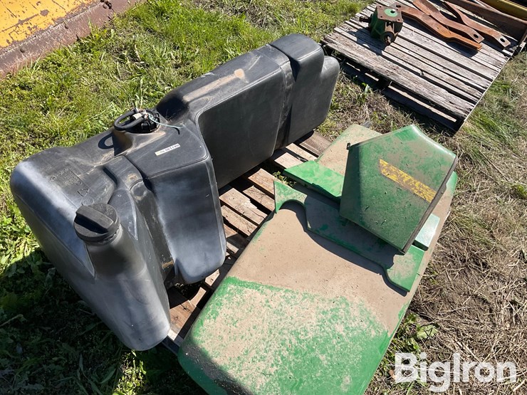john-deere-tractor-hood-&-fuel-tank-image-7