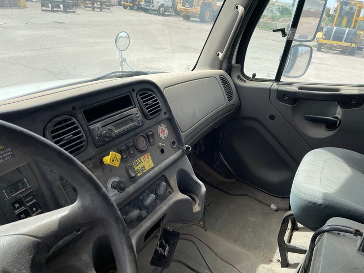 2008-freightliner-m2-106-image-19