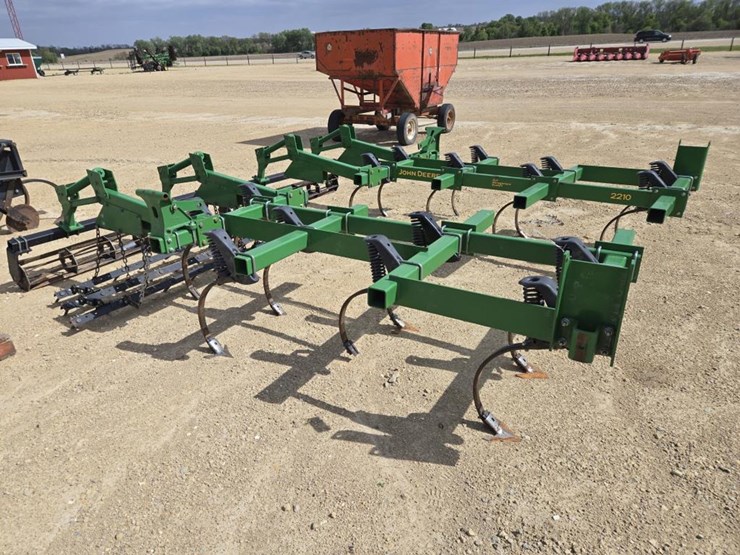 john-deere-2210-image-2