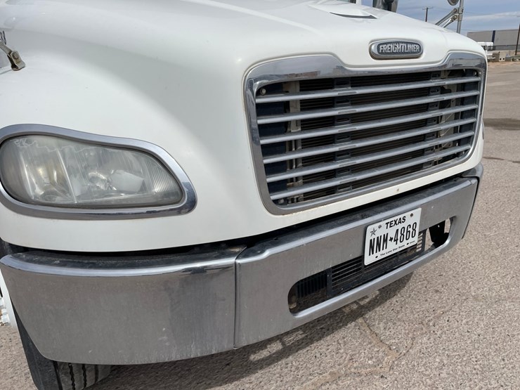2008-freightliner-m2-106-image-42