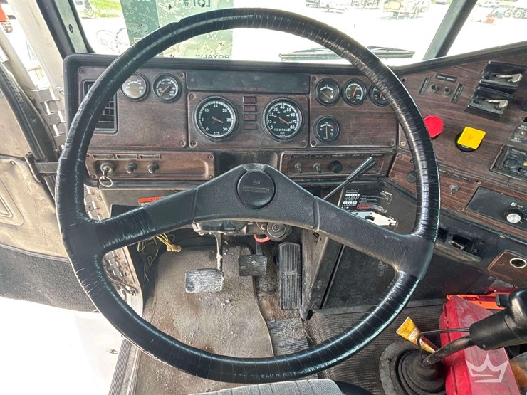 2000-freightliner-fld120-image-16
