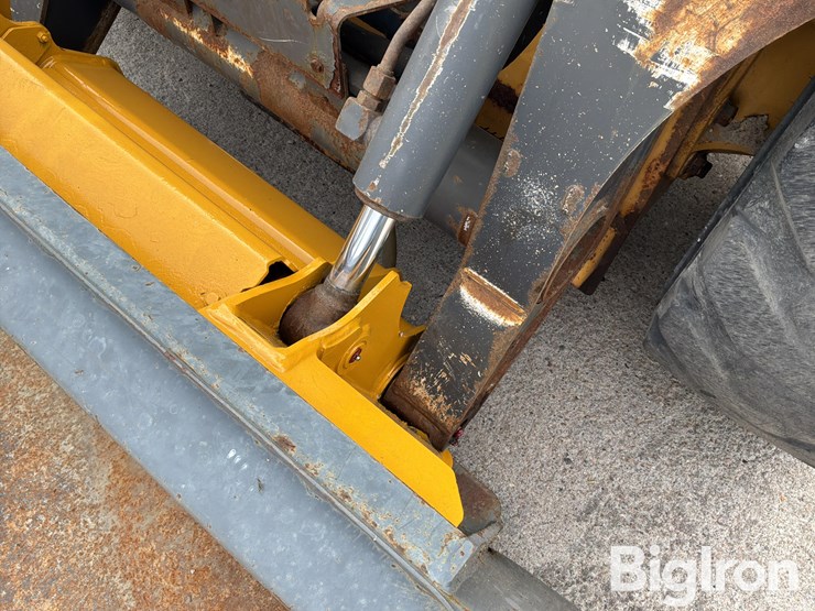 2014-deere-320e-image-12