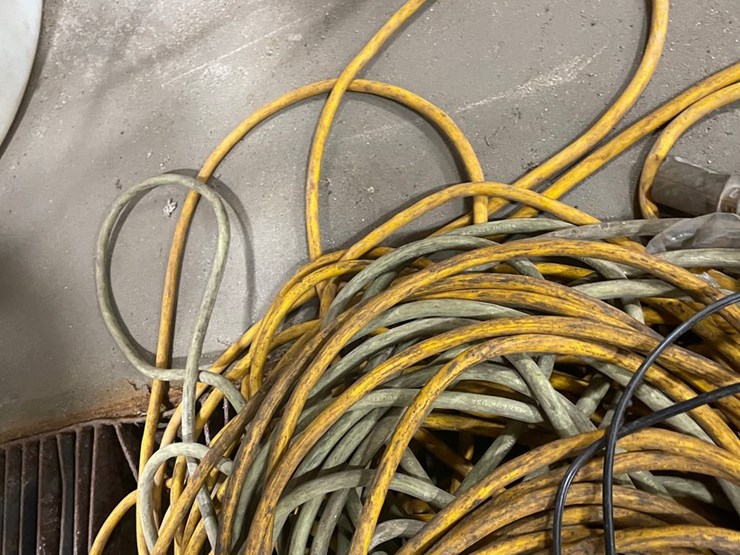 #4600-•-assortment-of-extension-cords-image-3