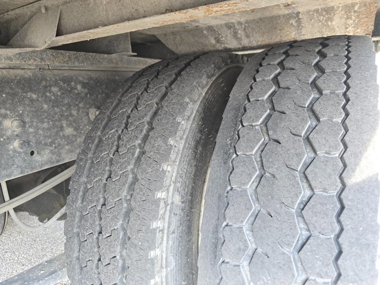 2014-freightliner-m2-106-image-86
