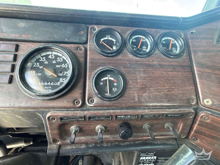 2000-freightliner-fld120-image-18