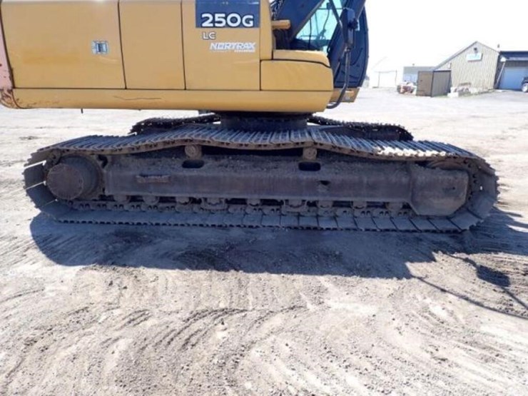 2017-deere-250g-lc-image-59