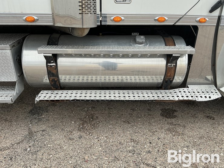 2013-freightliner-coronado-132-image-19
