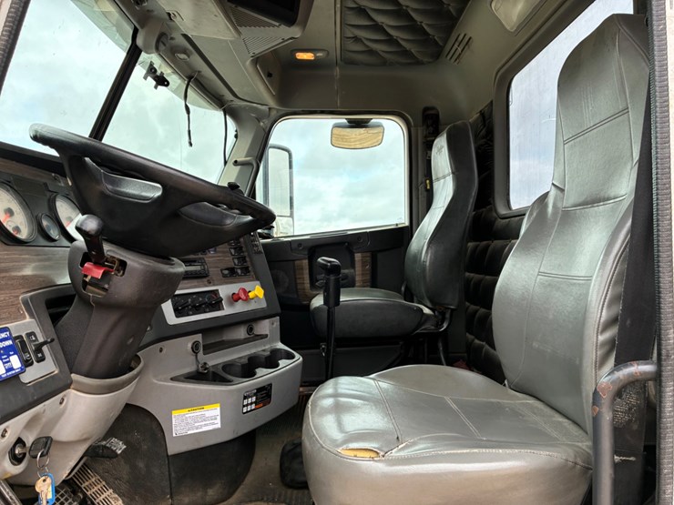 2016-freightliner-coronado-122-sd-image-7