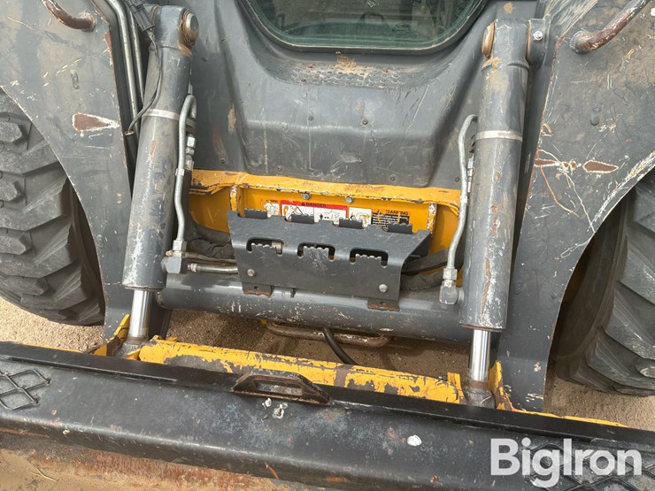 2017-deere-324e-image-19
