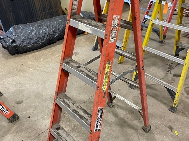 #4590-•-louisville-fiberglass-step-ladder-image-1